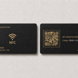 Tarjeta NFC Mi-Contacto en negro y dorado: frente con chip NFC y reverso con código QR de activación